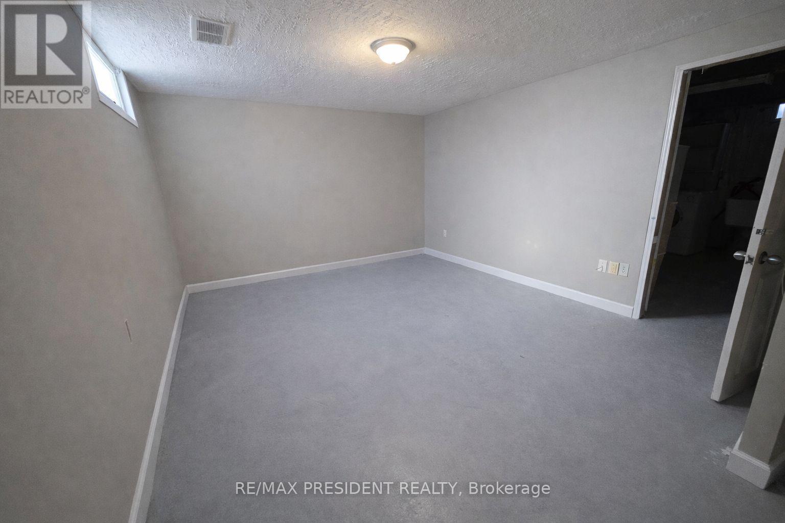 B - 560 Brookhaven Crescent, Waterloo, Ontario  N2L 4R7 - Photo 21 - X12882654