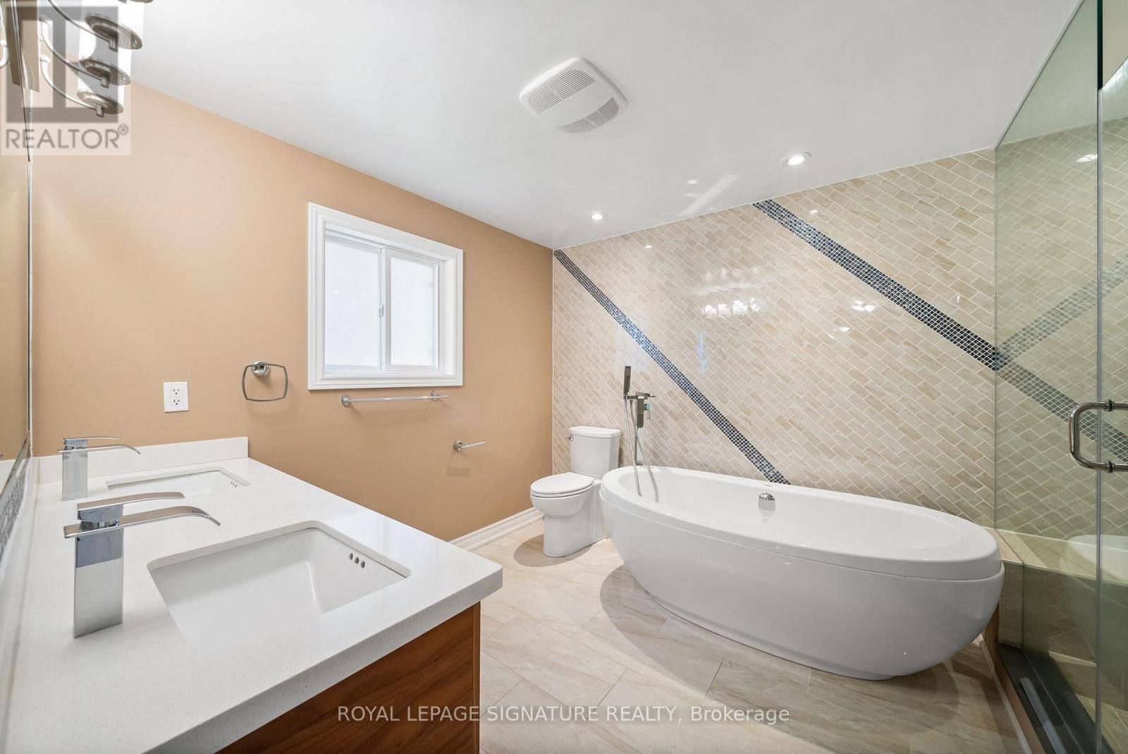 16 Queensgate Court, Markham, Ontario  L3R 8L5 - Photo 17 - N12883092