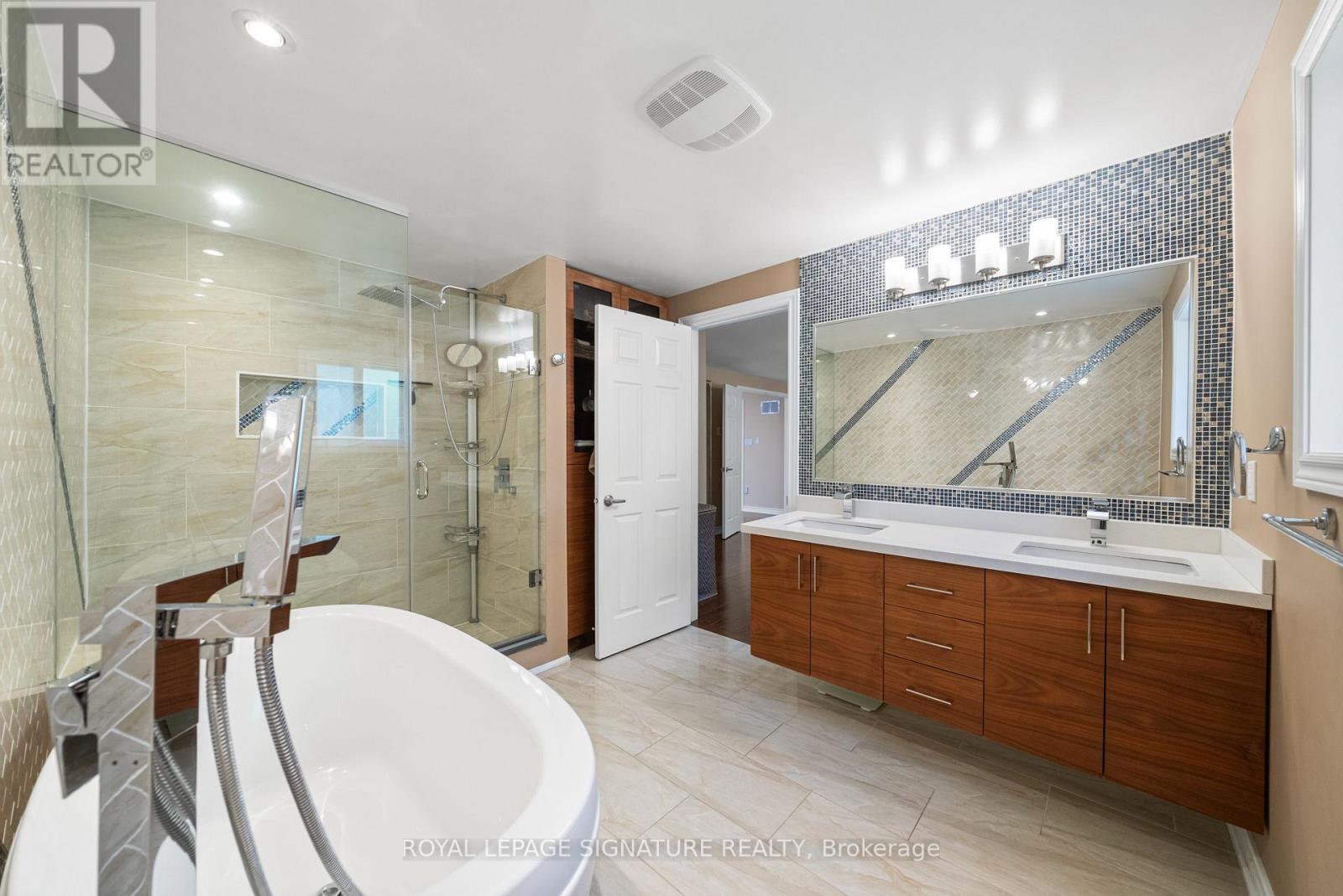 16 Queensgate Court, Markham, Ontario  L3R 8L5 - Photo 18 - N12883092