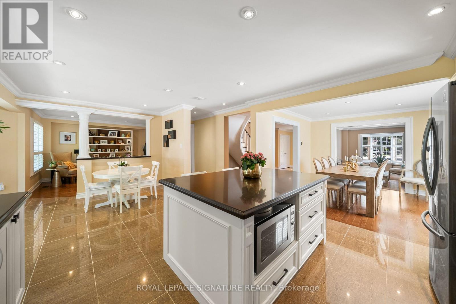 16 Queensgate Court, Markham, Ontario  L3R 8L5 - Photo 7 - N12883092