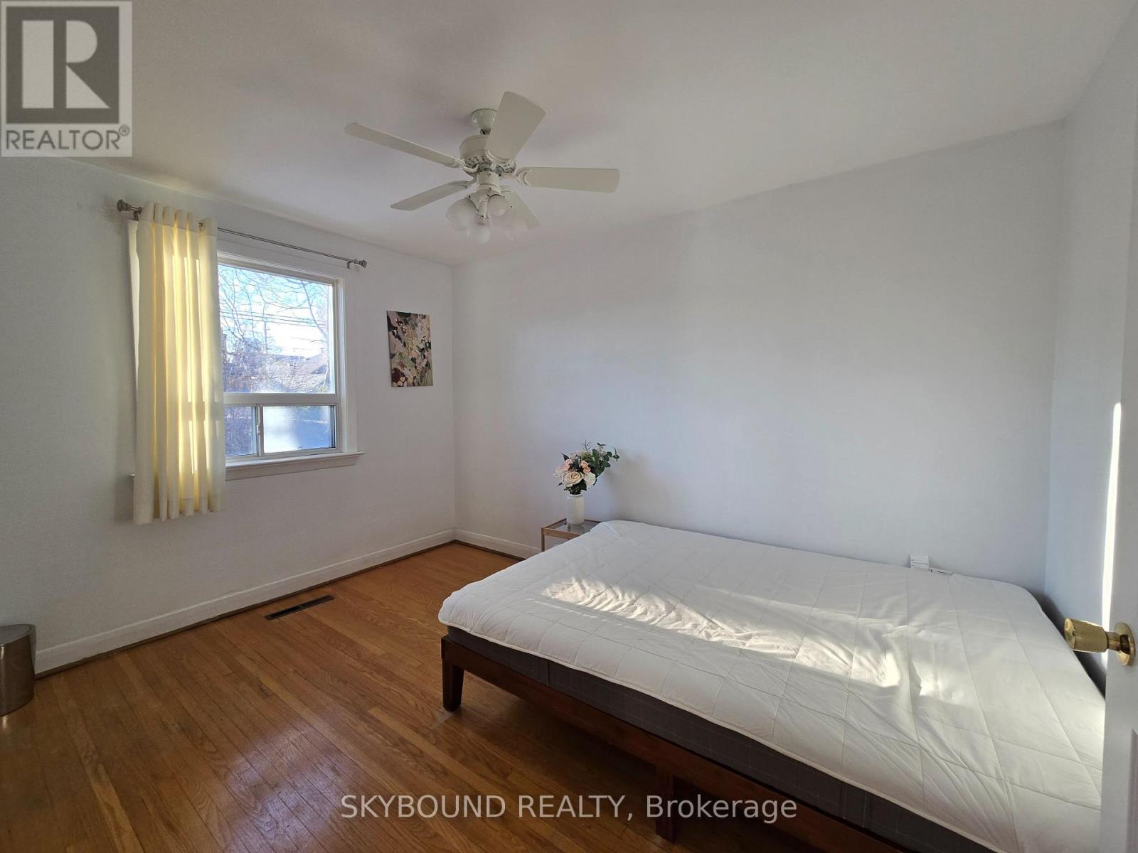 68 Monkton Avenue, Toronto, Ontario  M8Z 4N5 - Photo 11 - W12883090