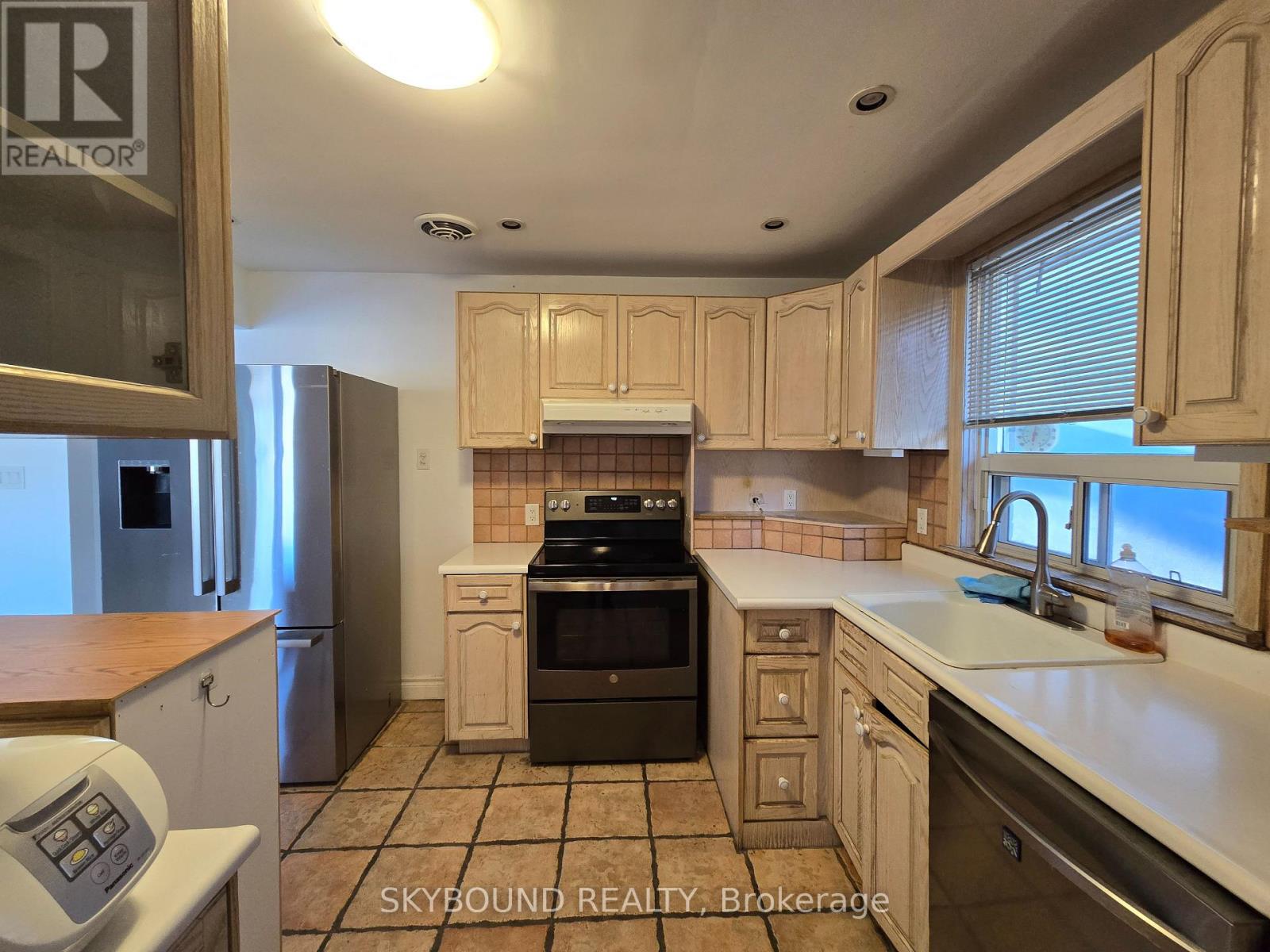 68 Monkton Avenue, Toronto, Ontario  M8Z 4N5 - Photo 2 - W12883090