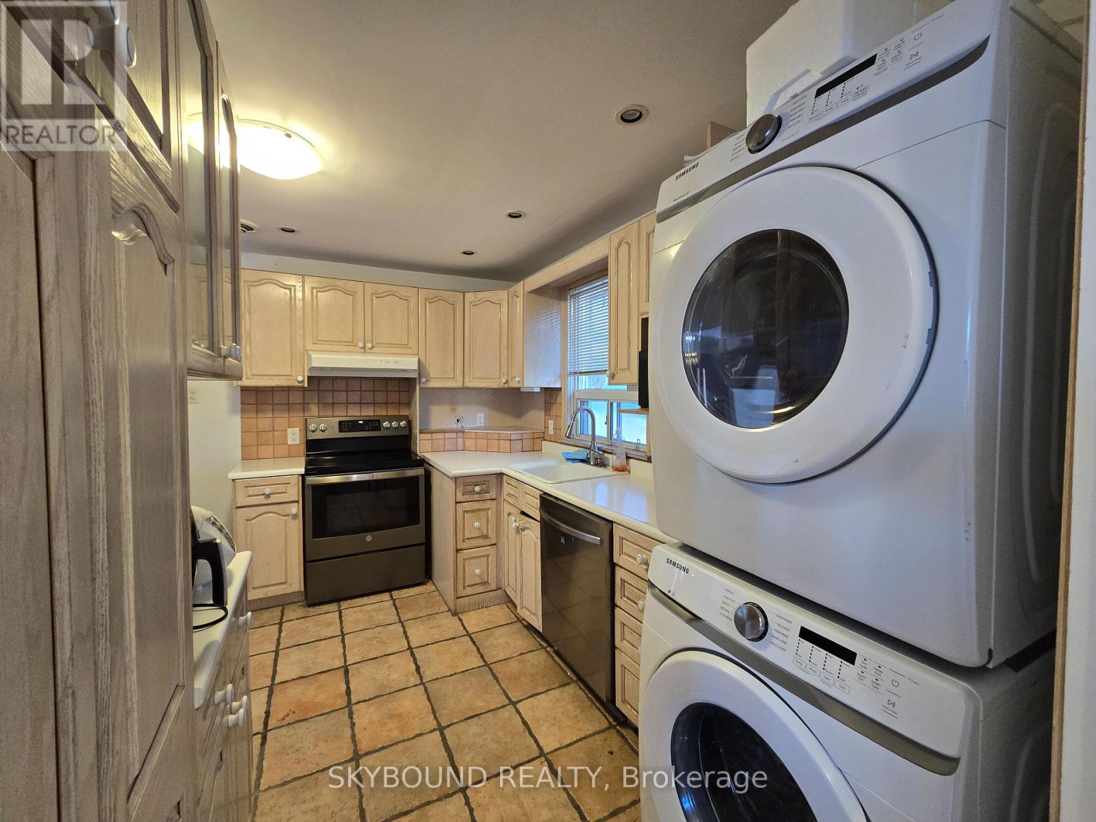 68 Monkton Avenue, Toronto, Ontario  M8Z 4N5 - Photo 5 - W12883090