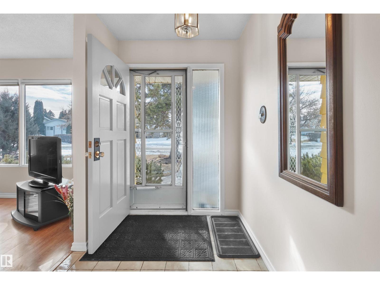 10928 36a Av Nw, Edmonton, Alberta  T6J 0E4 - Photo 3 - E4477519