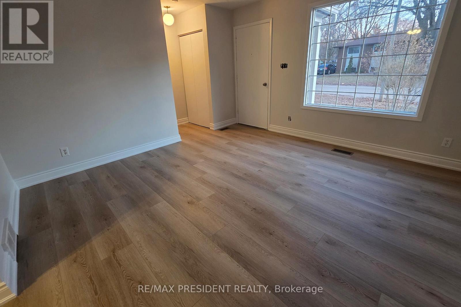 B - 560 Brookhaven Crescent, Waterloo, Ontario N2L 4R7 - Photo 11 - X12882654