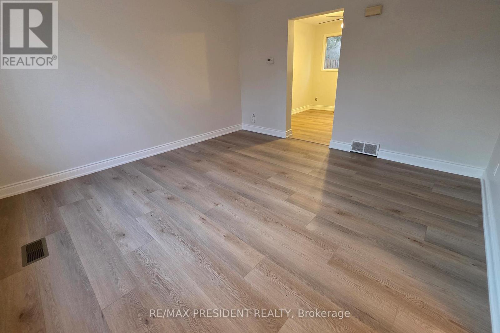 B - 560 Brookhaven Crescent, Waterloo, Ontario N2L 4R7 - Photo 13 - X12882654