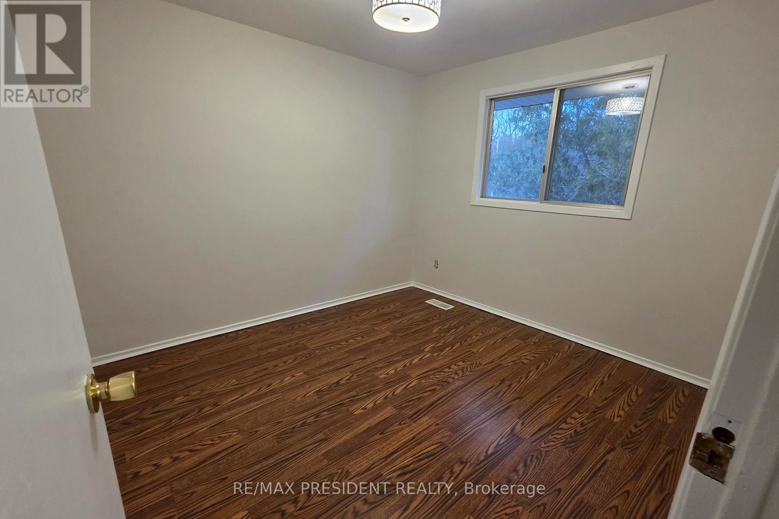 B - 560 Brookhaven Crescent, Waterloo, Ontario N2L 4R7 - Photo 20 - X12882654