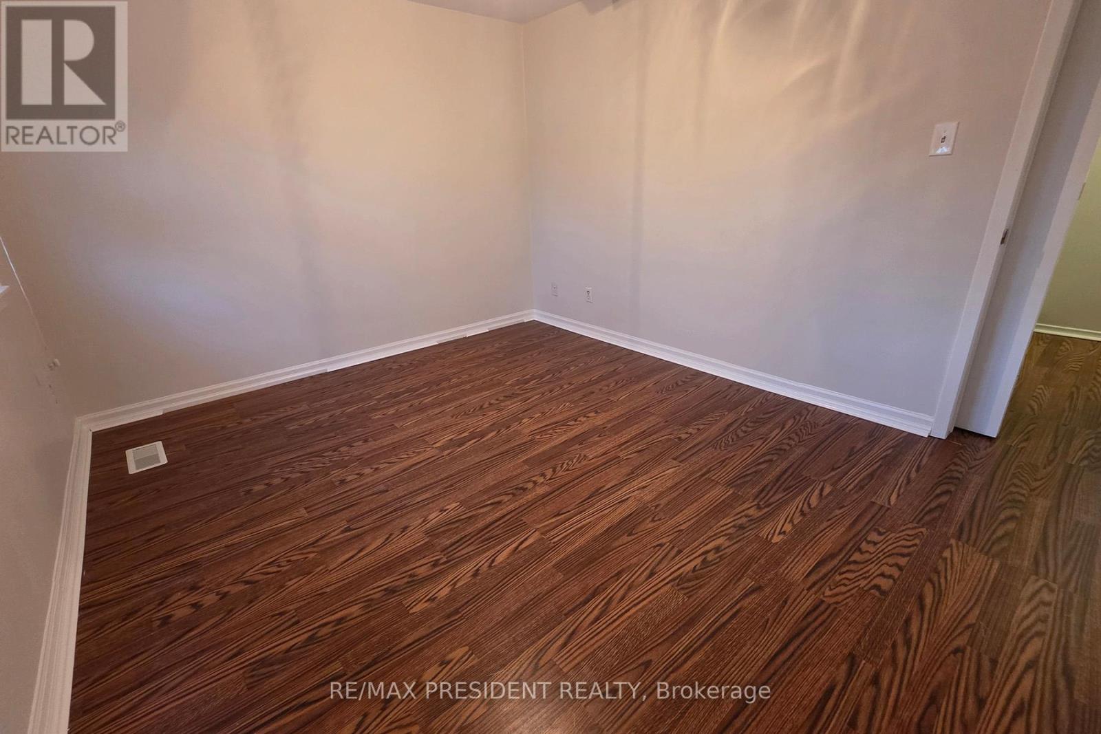 B - 560 Brookhaven Crescent, Waterloo, Ontario N2L 4R7 - Photo 18 - X12882654