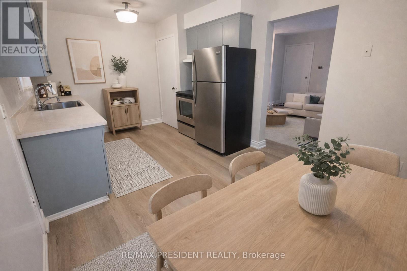 B - 560 Brookhaven Crescent, Waterloo, Ontario N2L 4R7 - Photo 4 - X12882654