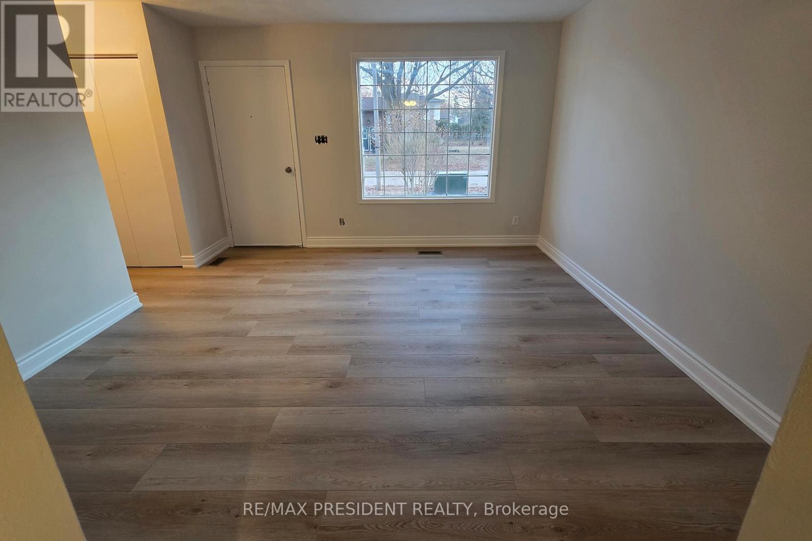 B - 560 Brookhaven Crescent, Waterloo, Ontario N2L 4R7 - Photo 10 - X12882654