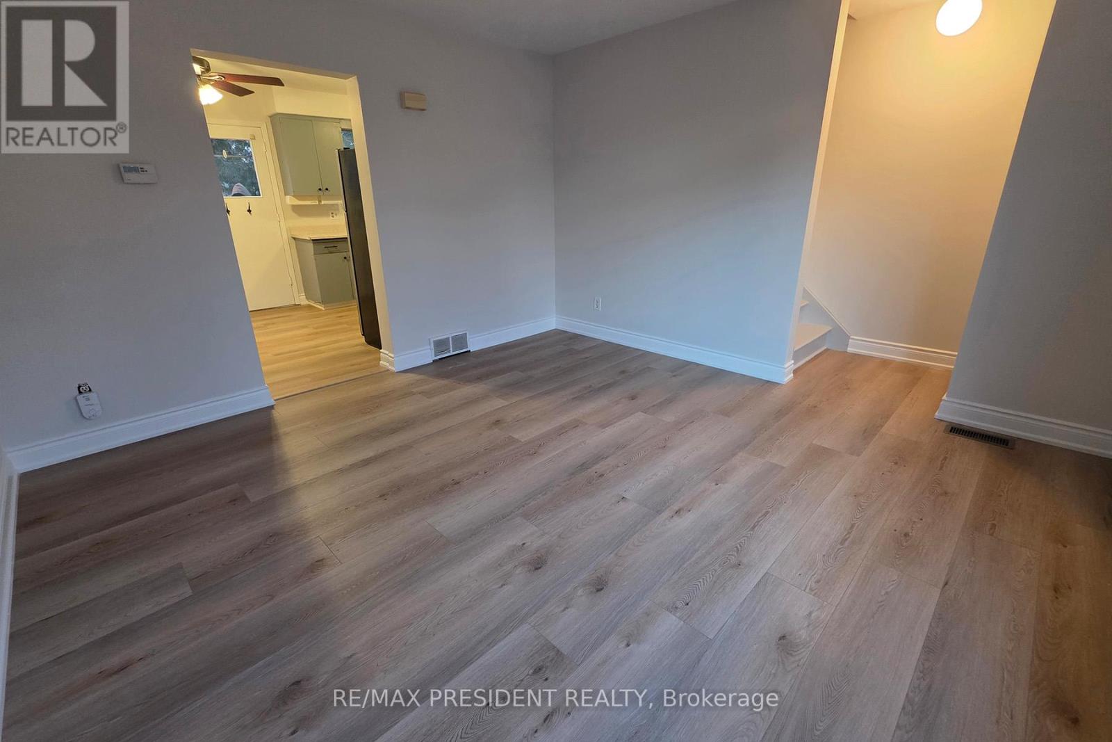 B - 560 Brookhaven Crescent, Waterloo, Ontario N2L 4R7 - Photo 12 - X12882654