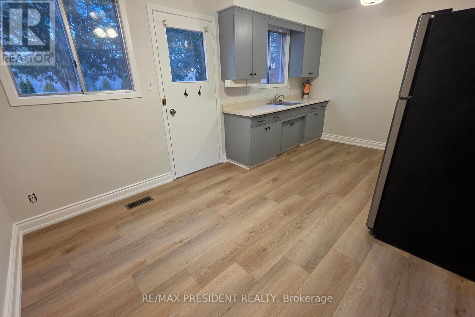 B - 560 Brookhaven Crescent, Waterloo, Ontario N2L 4R7 - Photo 6 - X12882654