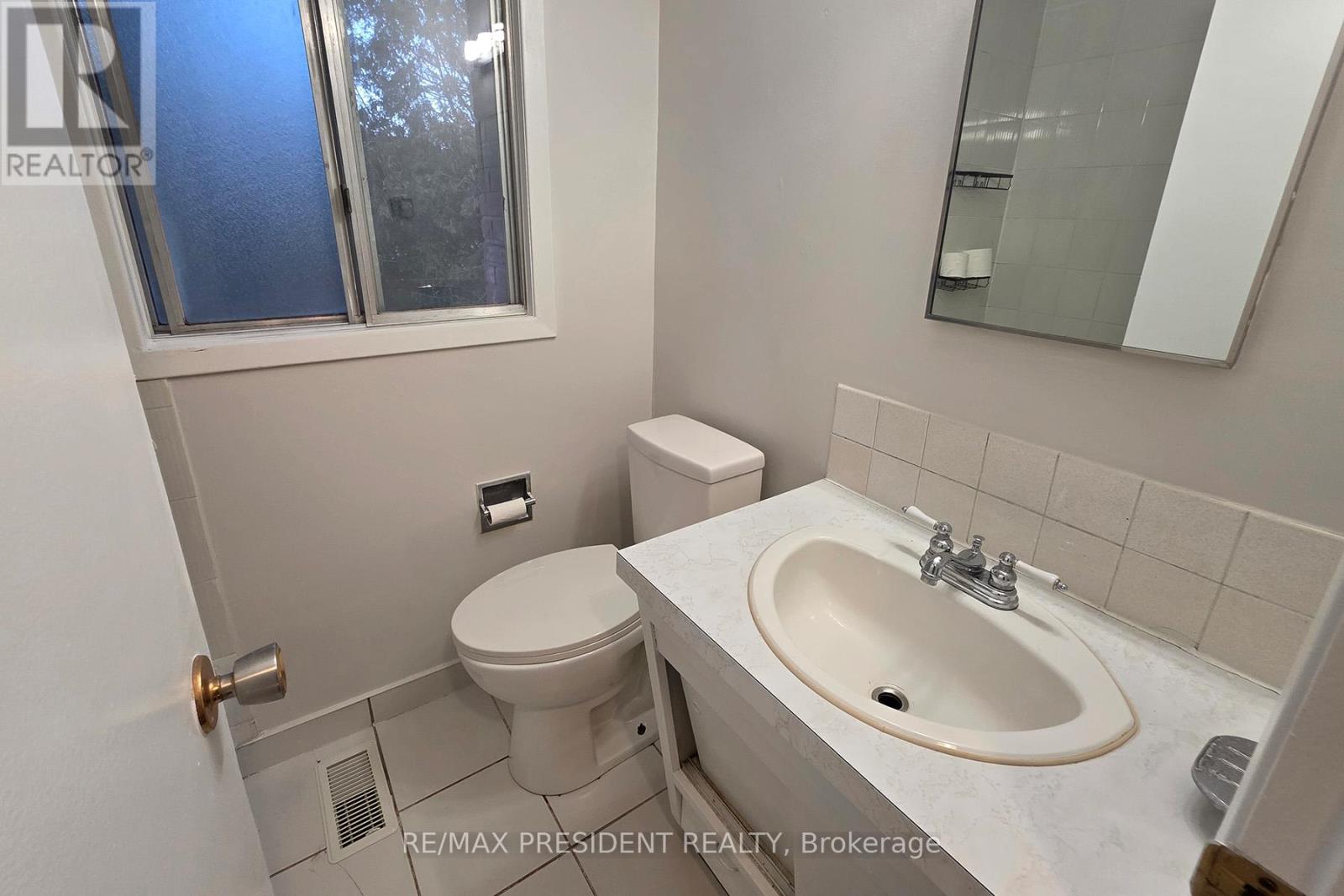 B - 560 Brookhaven Crescent, Waterloo, Ontario N2L 4R7 - Photo 19 - X12882654