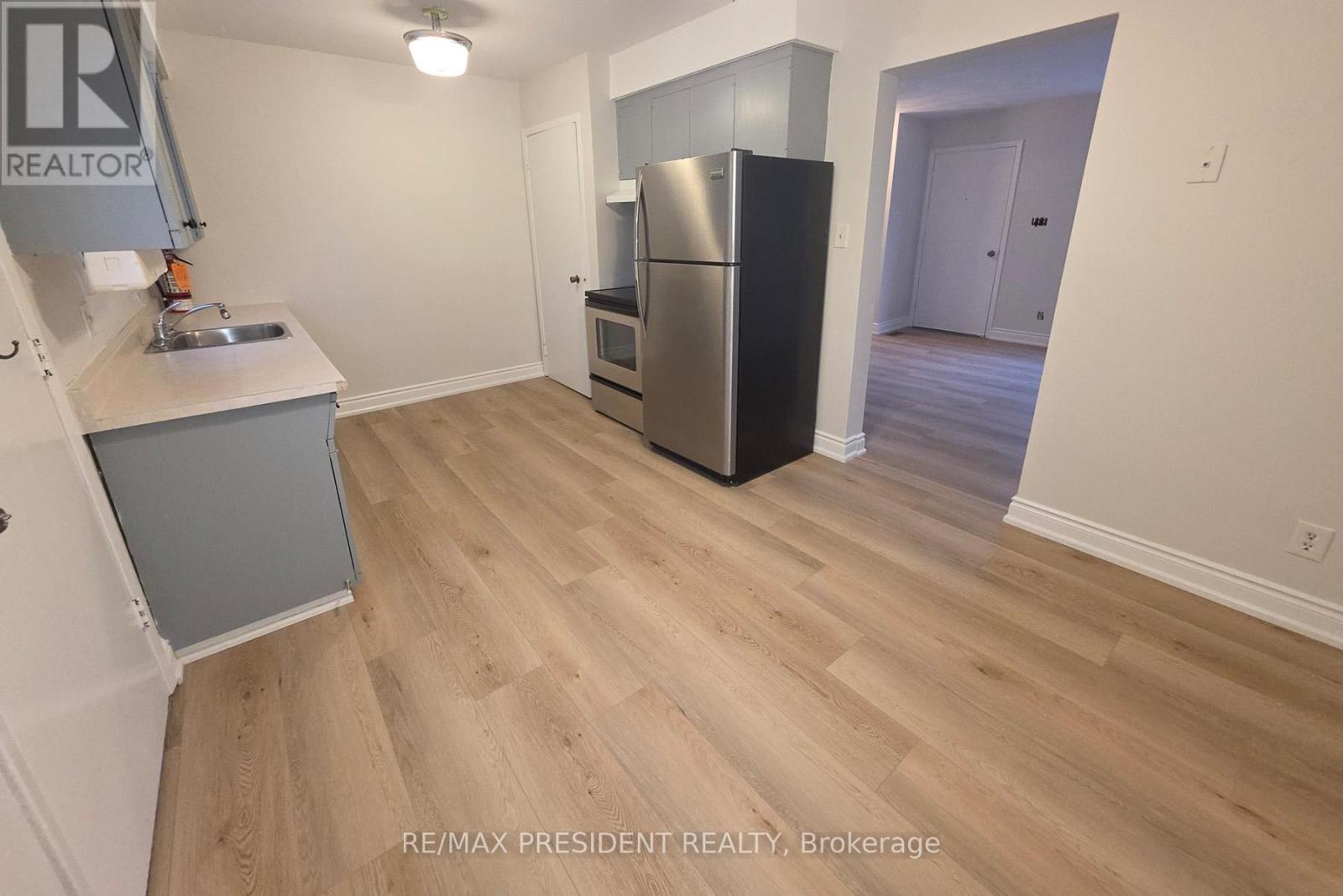 B - 560 Brookhaven Crescent, Waterloo, Ontario N2L 4R7 - Photo 5 - X12882654