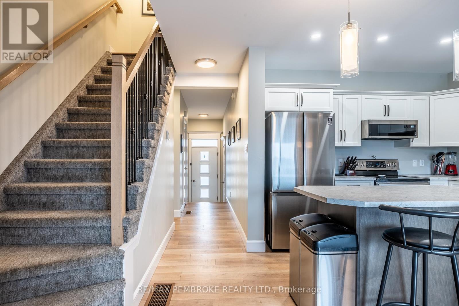 73 Chad Street, Petawawa, Ontario  K8H 0G9 - Photo 6 - X12883200