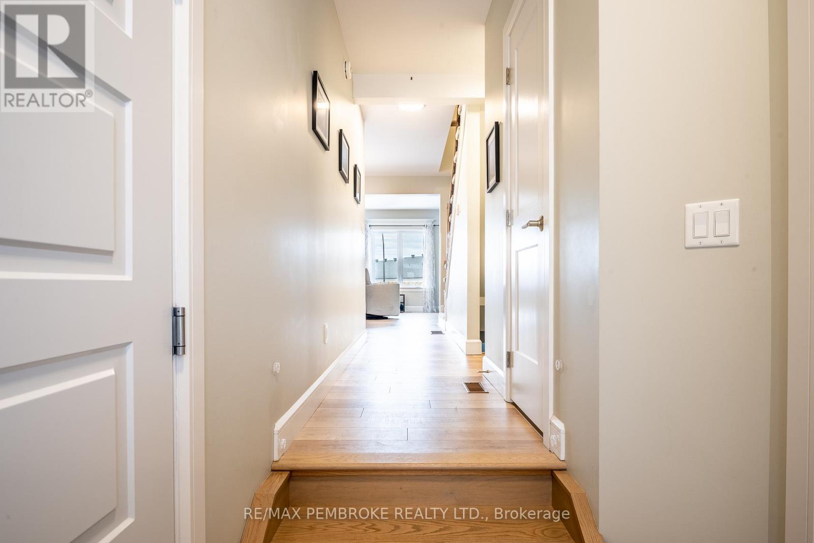 73 Chad Street, Petawawa, Ontario  K8H 0G9 - Photo 8 - X12883200