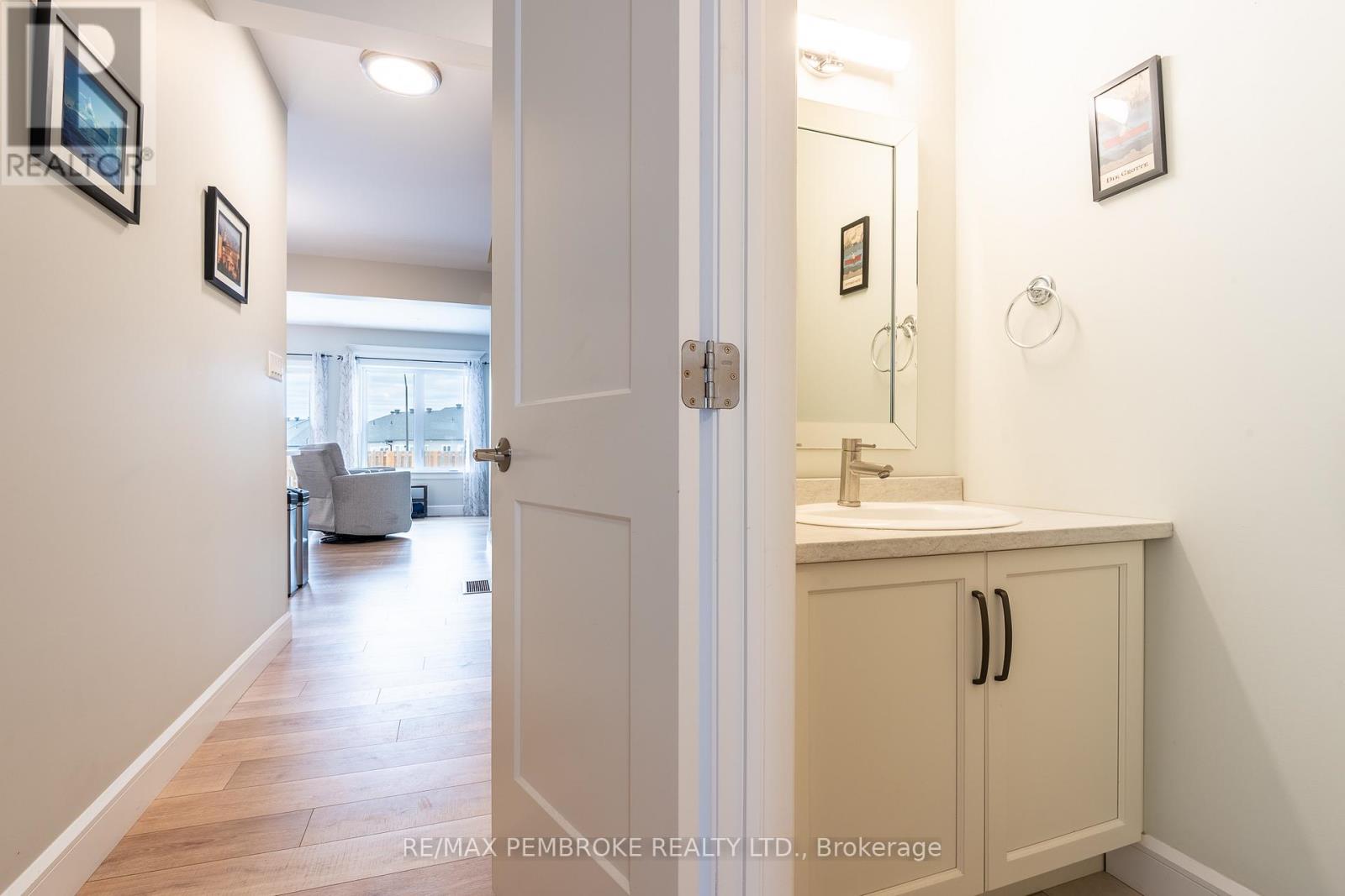 73 Chad Street, Petawawa, Ontario  K8H 0G9 - Photo 9 - X12883200