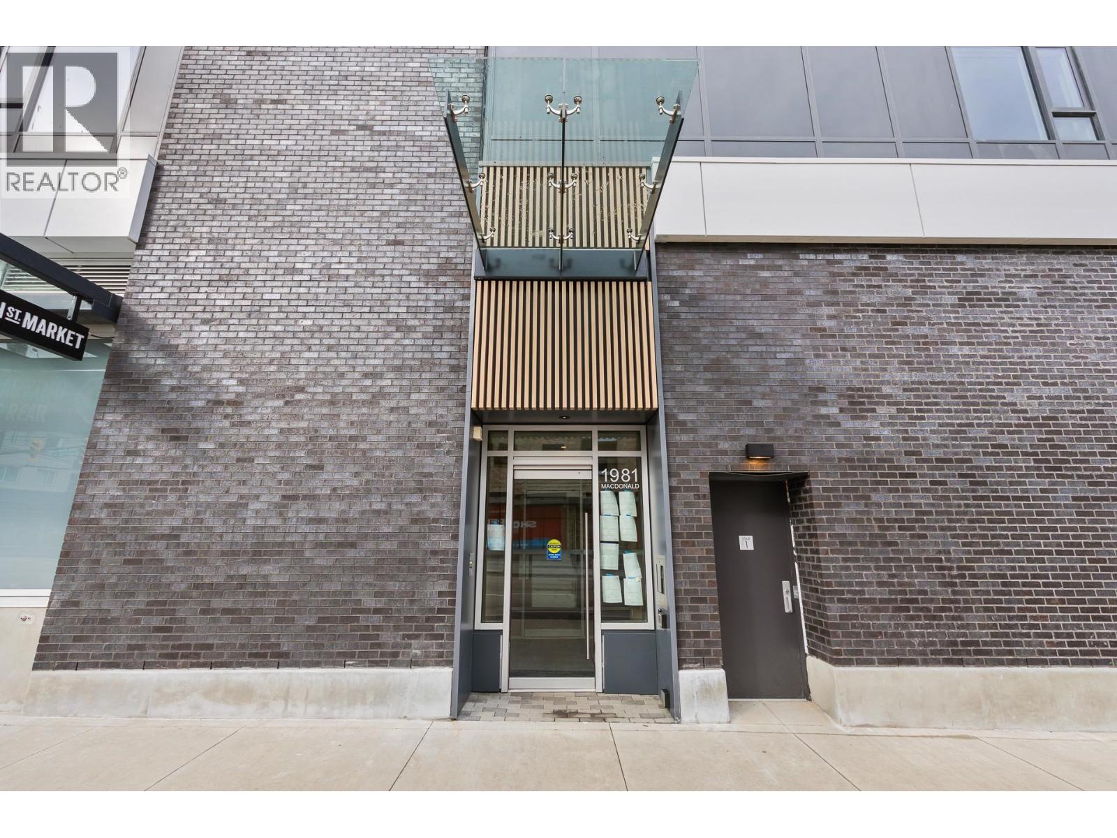 220 1981 Macdonald Street, Vancouver, British Columbia  V6K 0H9 - Photo 3 - R3098910