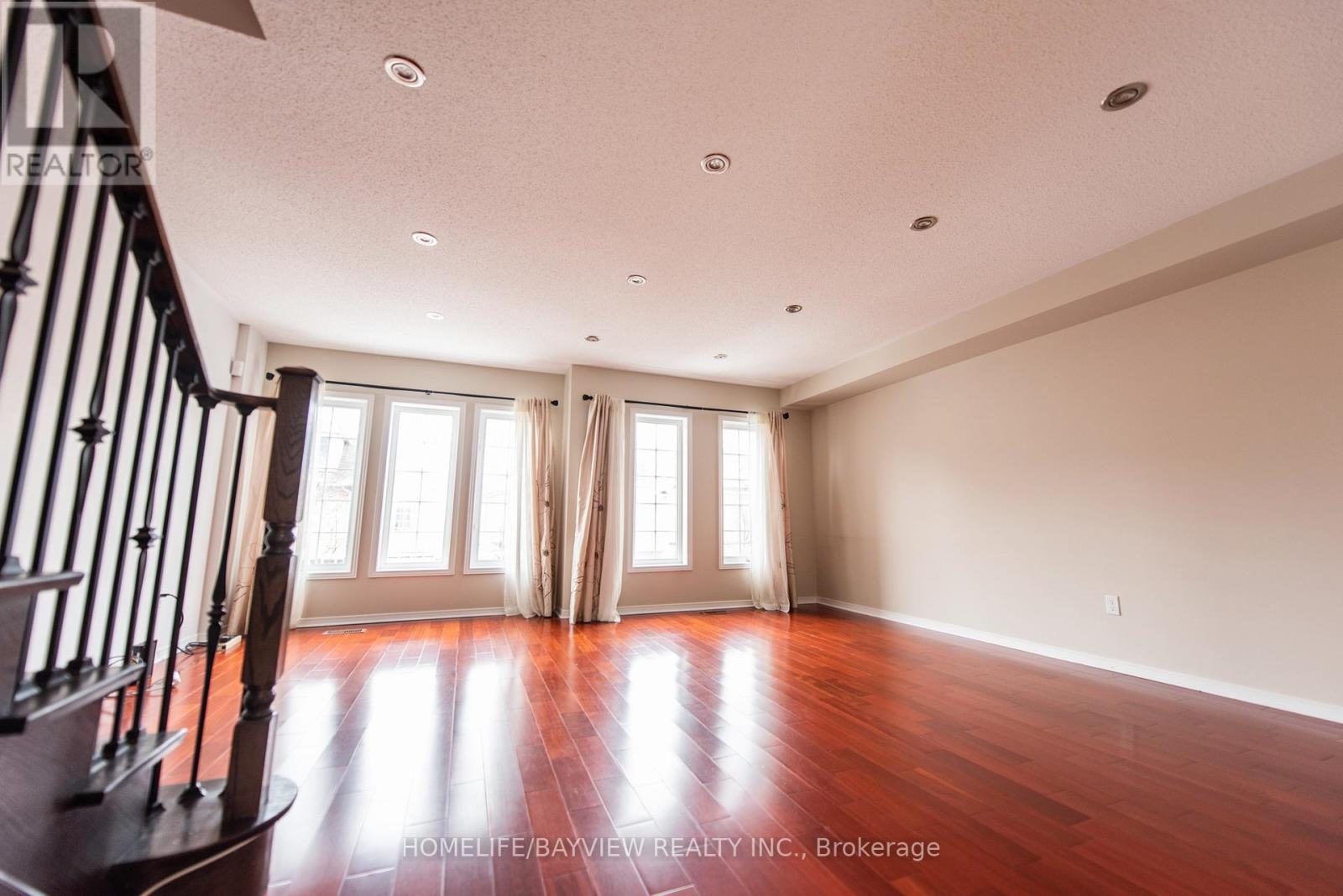 38 Warrington Way, Markham, Ontario  L6C 0B8 - Photo 4 - N12852630