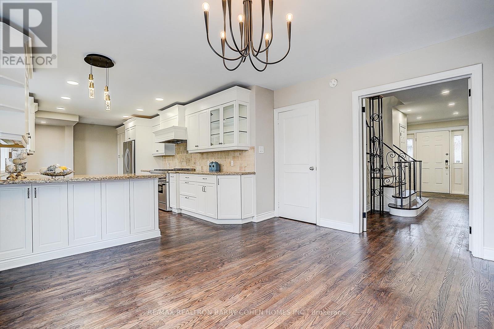 19 Lower Links Road, Toronto, Ontario  M2P 1H5 - Photo 13 - C12883288