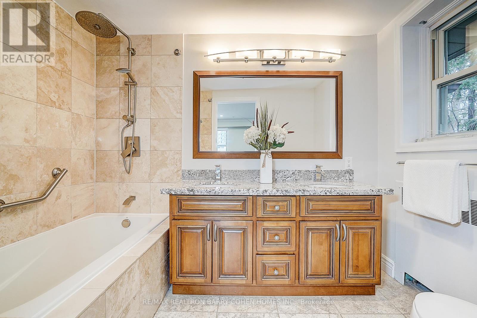 19 Lower Links Road, Toronto, Ontario  M2P 1H5 - Photo 18 - C12883288