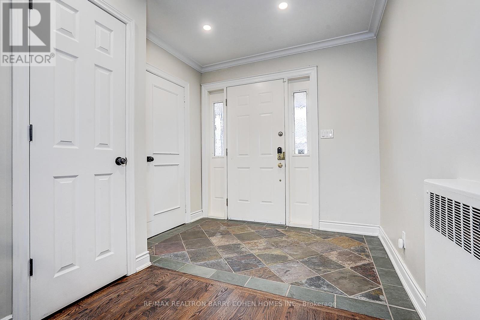 19 Lower Links Road, Toronto, Ontario  M2P 1H5 - Photo 2 - C12883288