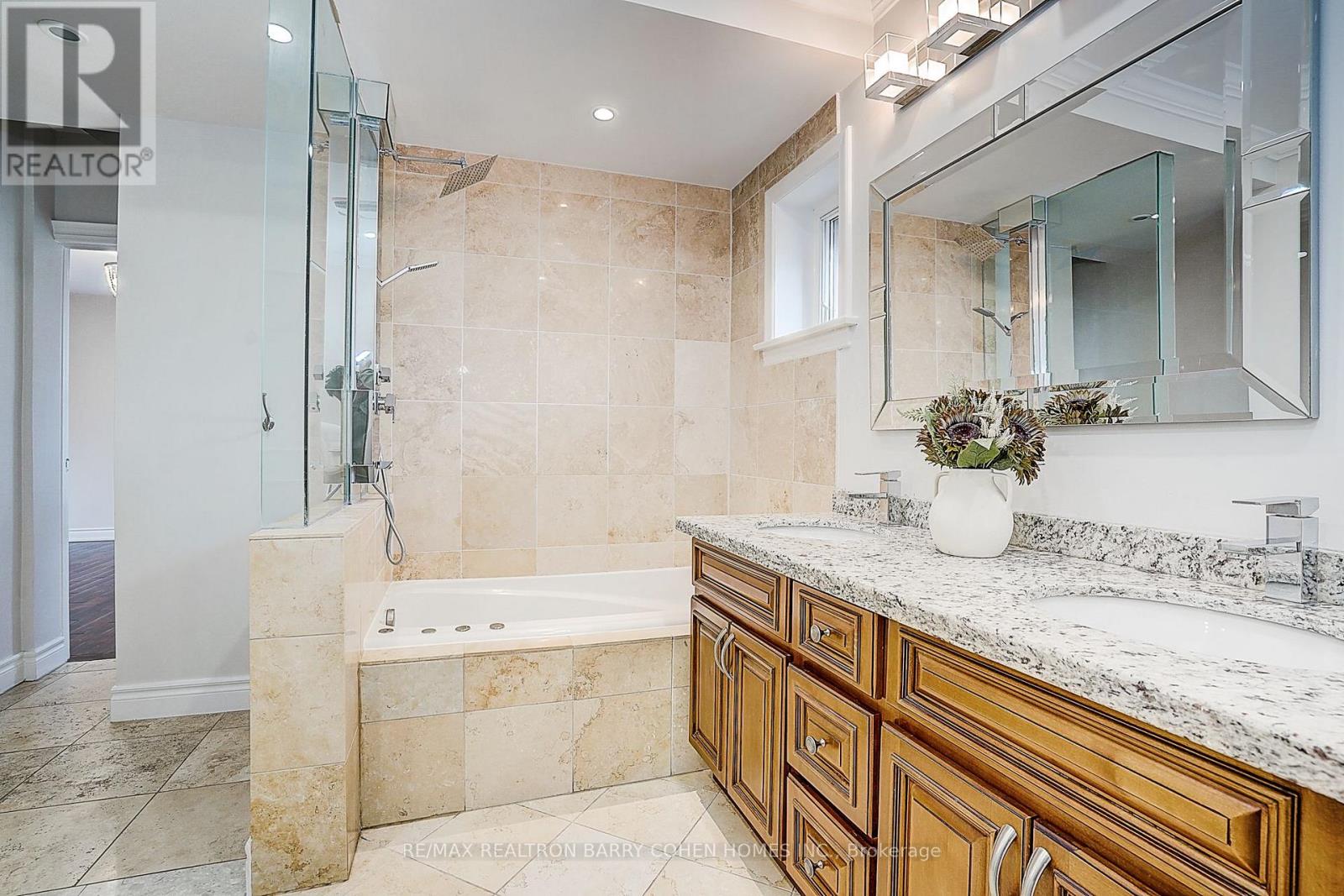 19 Lower Links Road, Toronto, Ontario  M2P 1H5 - Photo 29 - C12883288