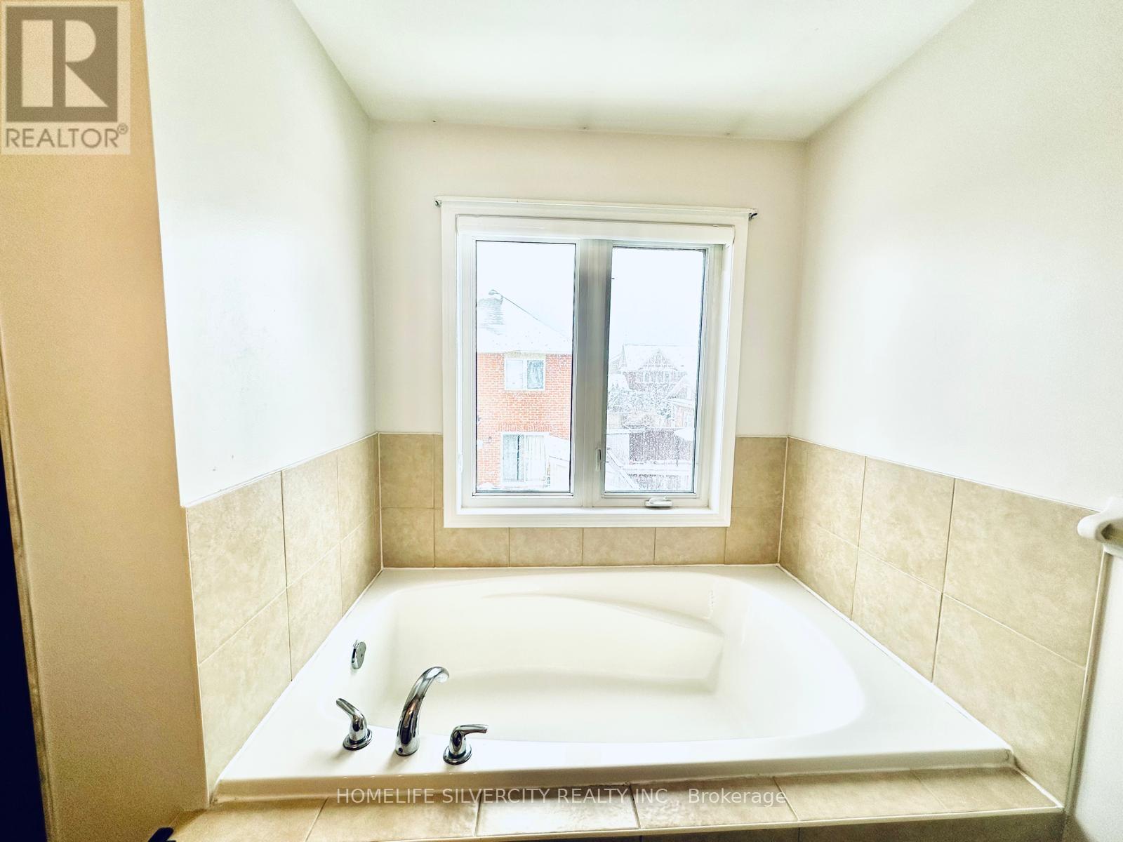 Main Level - 29 Lathbury Street S, Brampton, Ontario  L7A 0R6 - Photo 11 - W12779484