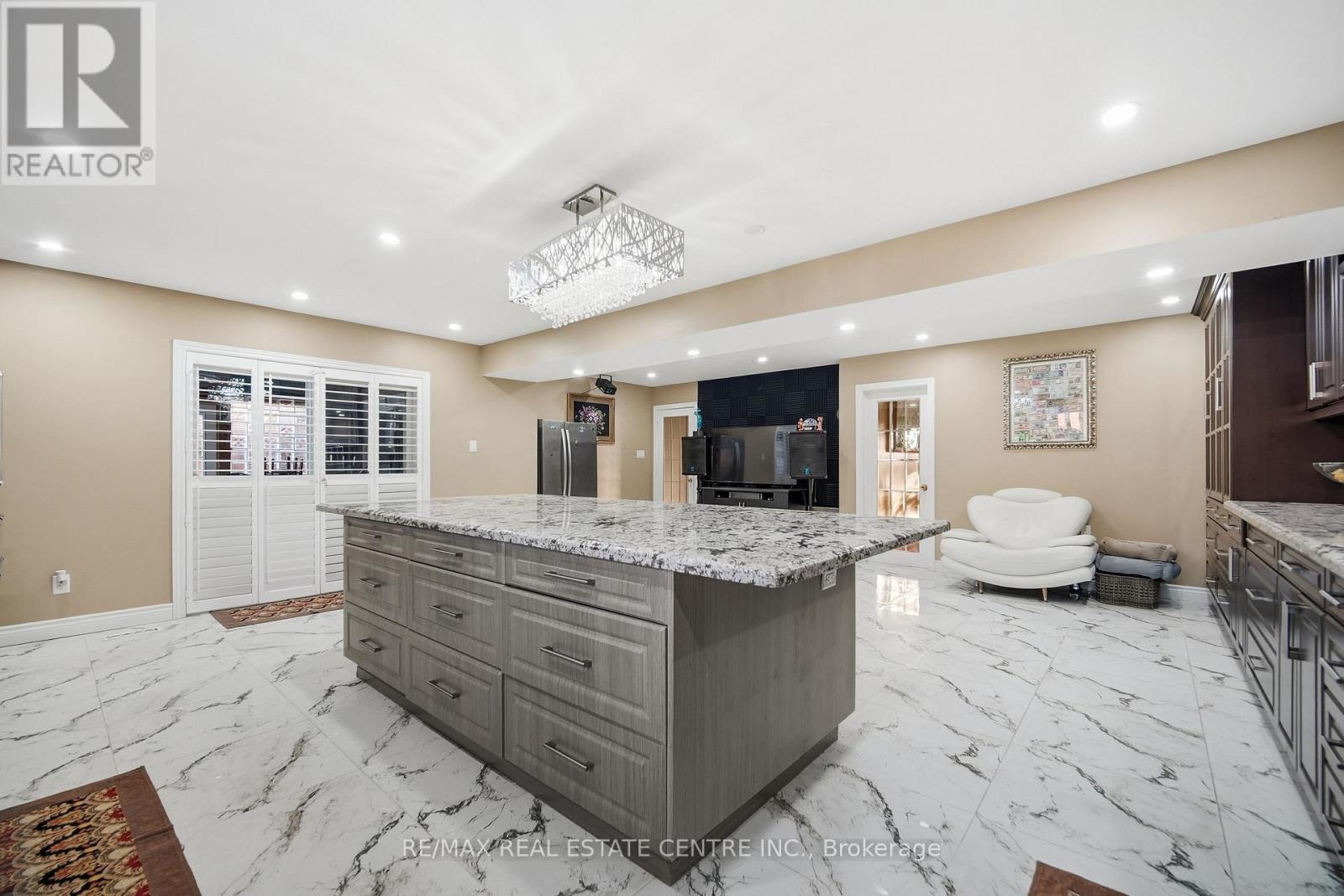 2555 Cynara Road, Mississauga, Ontario  L5B 2R5 - Photo 17 - W12883354