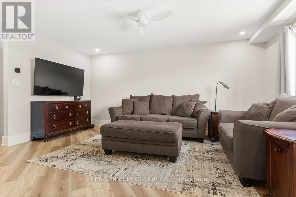 198 Cullum Court, Burlington, Ontario  L7T 4A9 - Photo 5 - W12865074