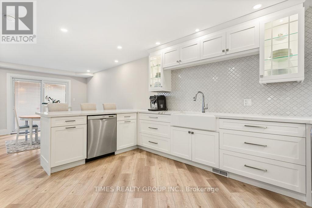 198 Cullum Court, Burlington, Ontario  L7T 4A9 - Photo 12 - W12865074