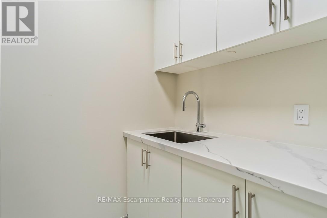 201 - 123 Maurice Drive, Oakville (Co Central), Ontario  L6K 2W6 - Photo 12 - W12883416