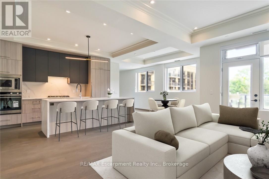 201 - 123 Maurice Drive, Oakville (Co Central), Ontario  L6K 2W6 - Photo 6 - W12883416