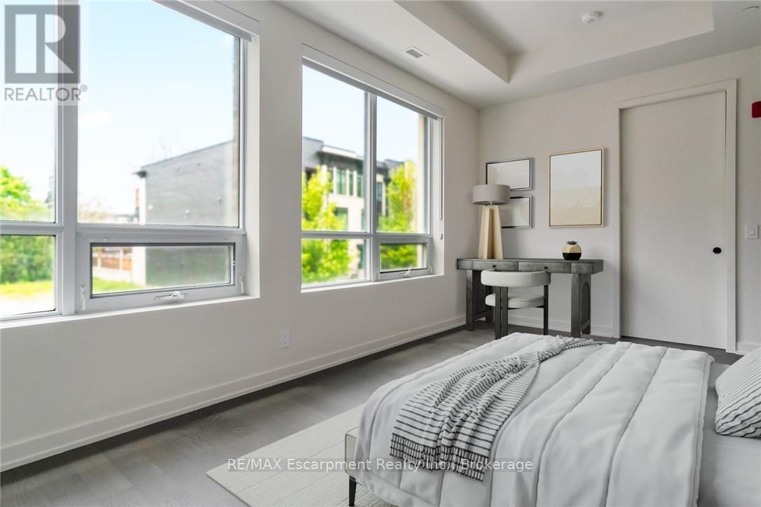 201 - 123 Maurice Drive, Oakville (Co Central), Ontario  L6K 2W6 - Photo 8 - W12883416