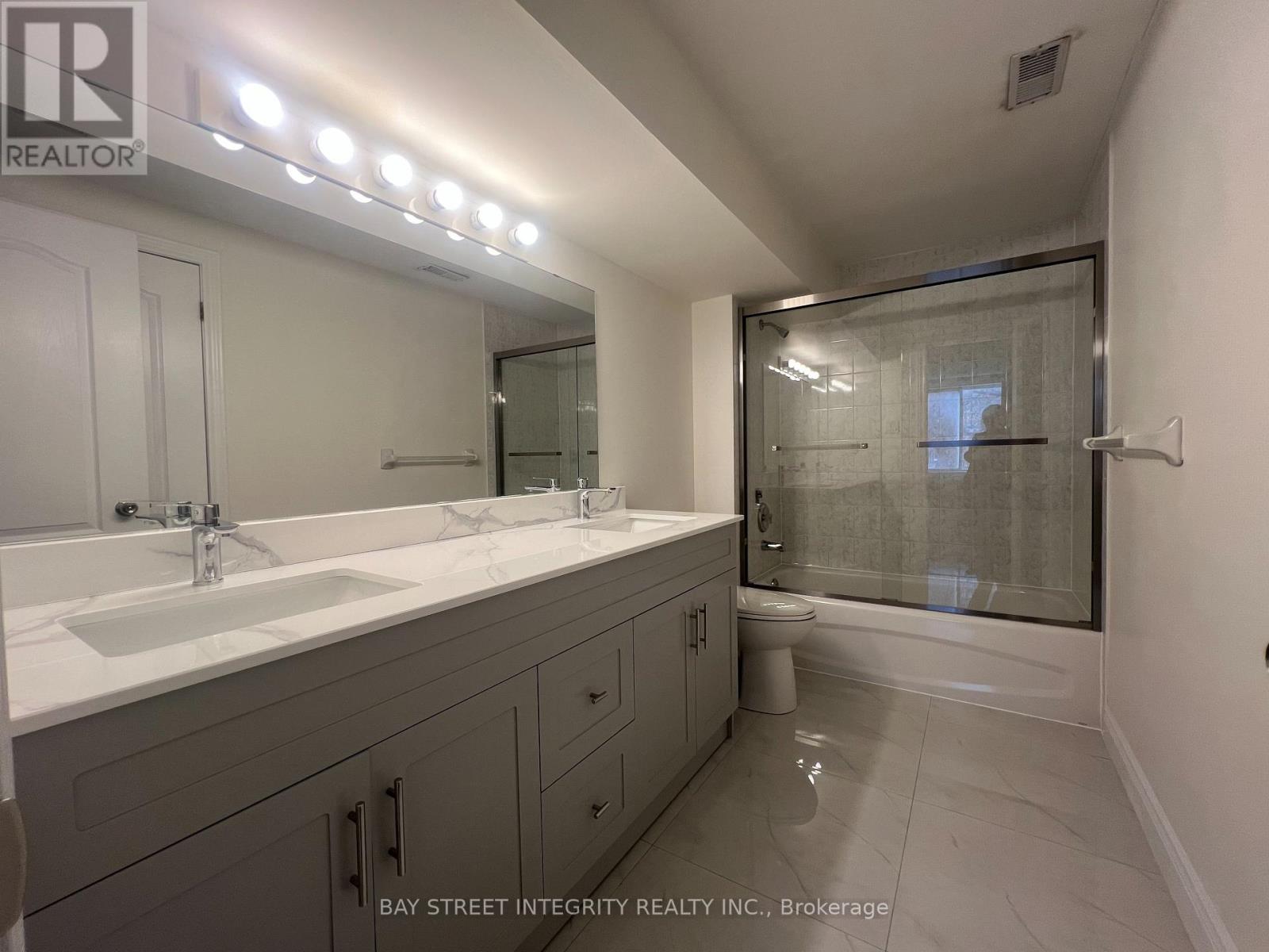 3 English Garden Way, Toronto (Newtonbrook West), Ontario  M2M 4M4 - Photo 8 - C12883398