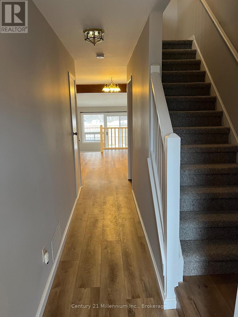 601 Tenth Street, Collingwood, Ontario  L9Y 4K6 - Photo 3 - S12883414