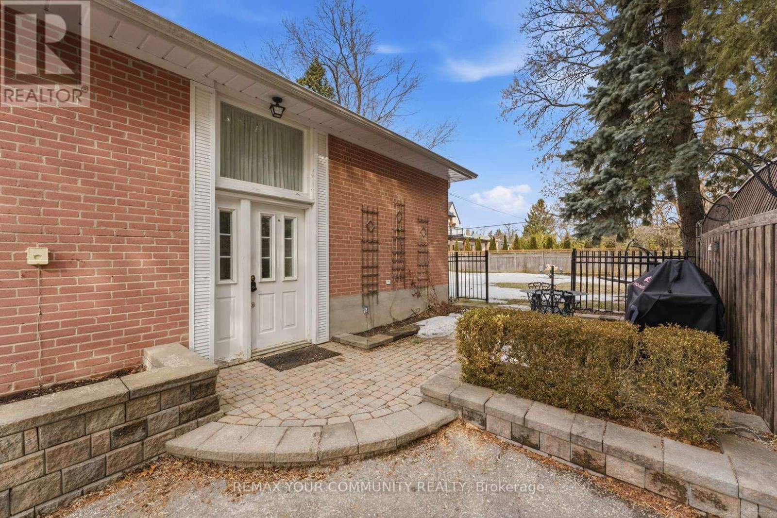 154 Hollingsworth Drive, King, Ontario  L7B 1G8 - Photo 2 - N12881454