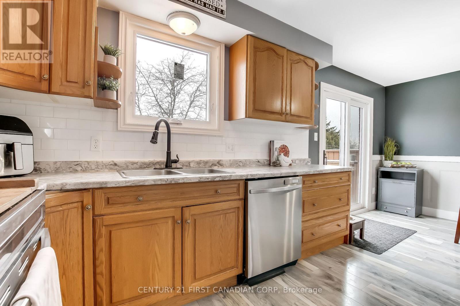 111b Symes Street, Southwest Middlesex, Ontario  N0L 1M0 - Photo 4 - X12883572