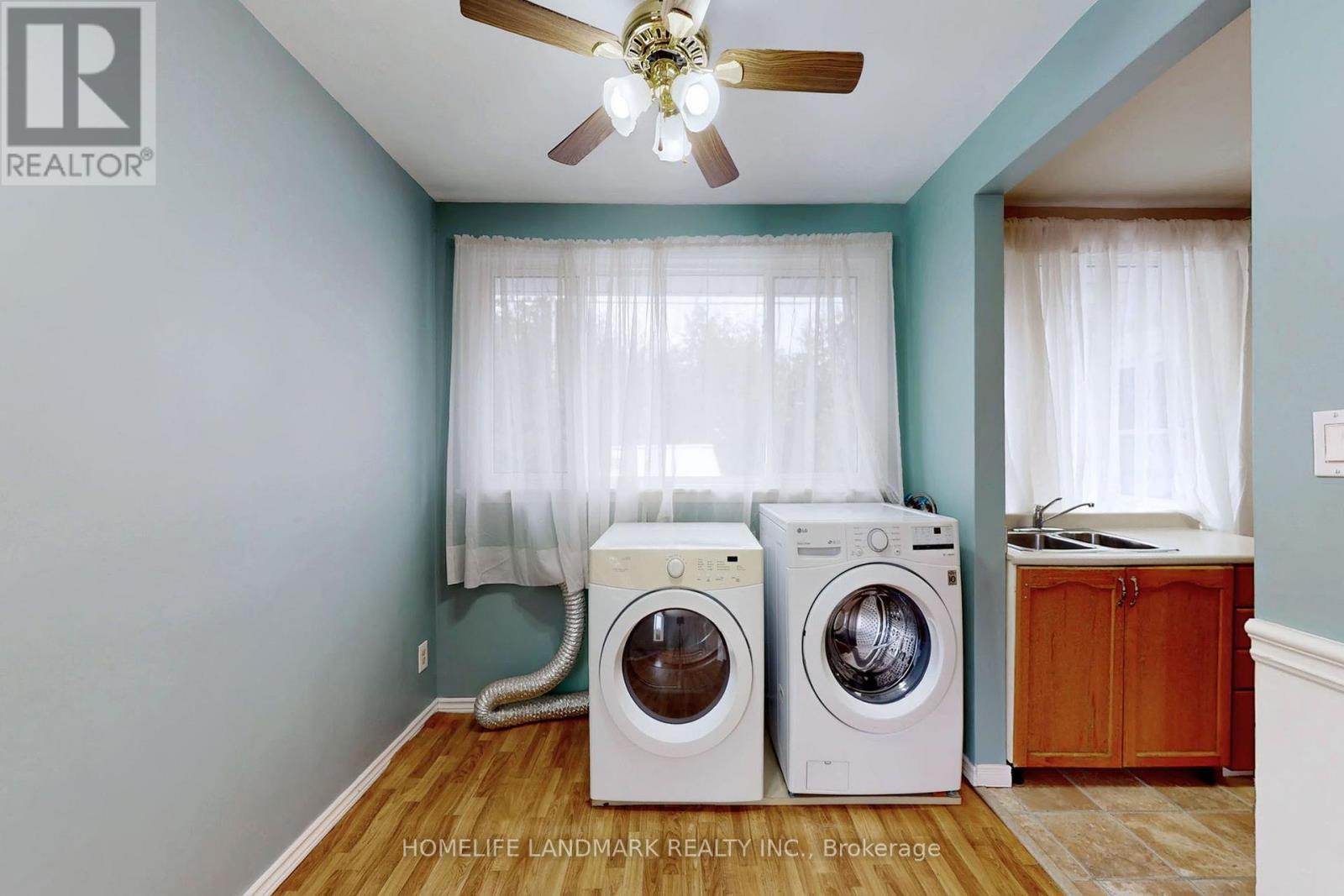 135 Ringwood Road, Oakville, Ontario  L6H 1K3 - Photo 11 - W12881068