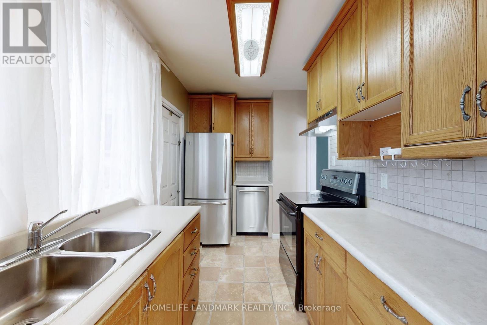 135 Ringwood Road, Oakville, Ontario  L6H 1K3 - Photo 13 - W12881068