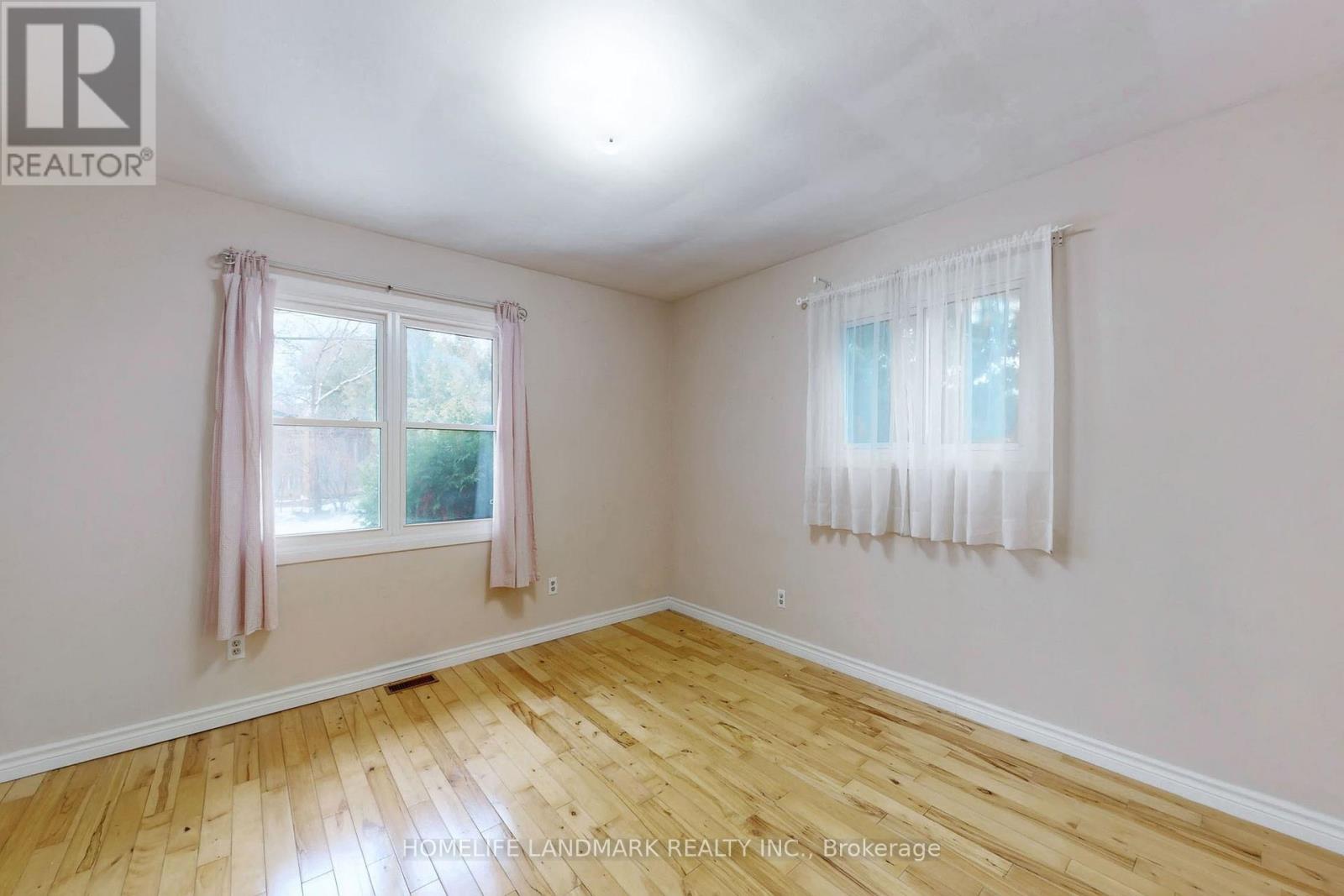 135 Ringwood Road, Oakville, Ontario  L6H 1K3 - Photo 17 - W12881068