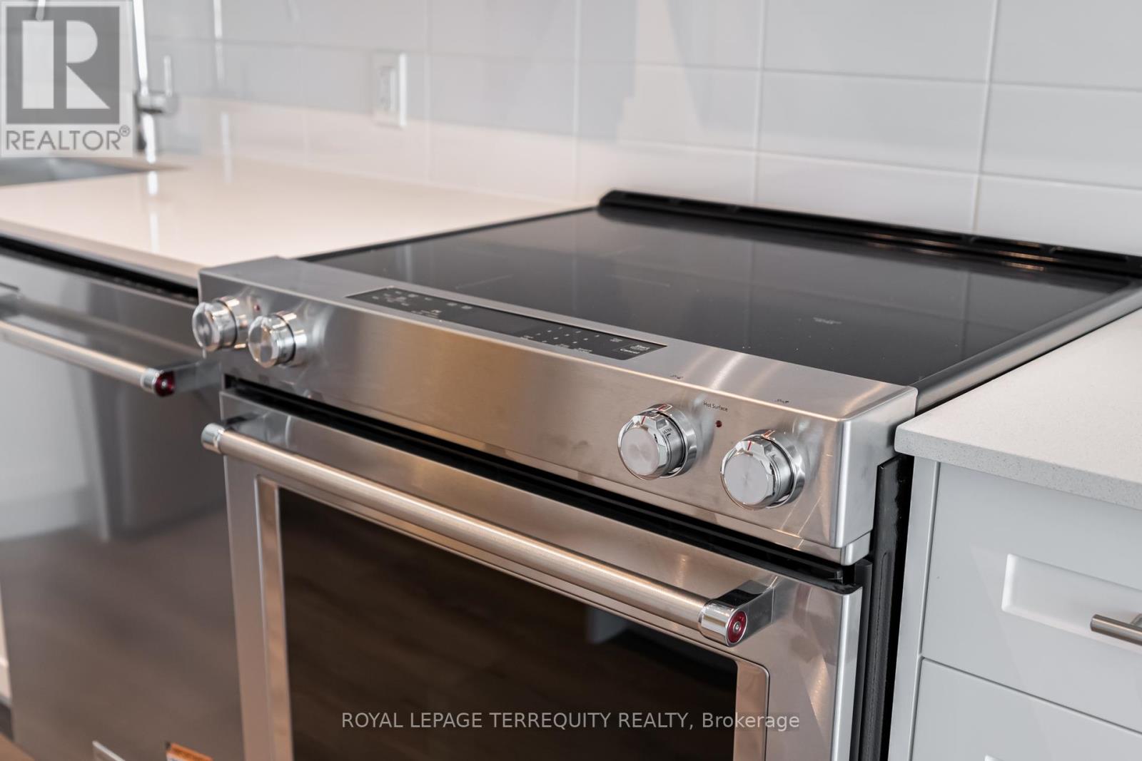 215 - 27 Korda Gate, Vaughan (Concord), Ontario  L4K 0P6 - Photo 3 - N12883562