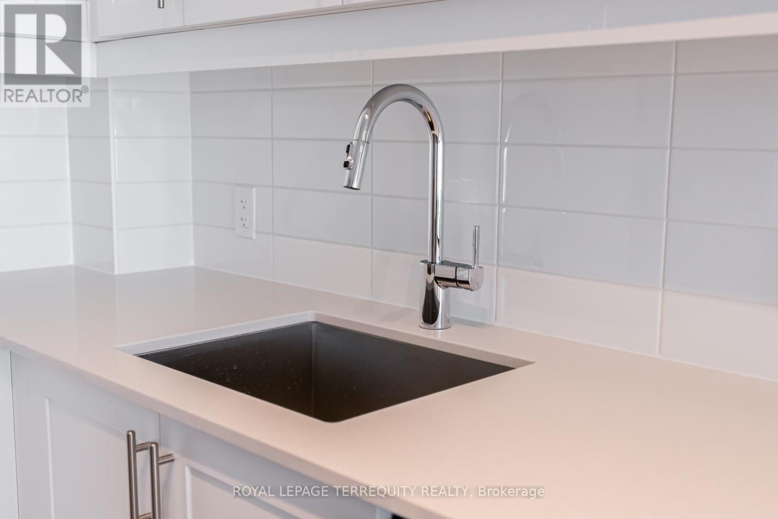 215 - 27 Korda Gate, Vaughan (Concord), Ontario  L4K 0P6 - Photo 4 - N12883562