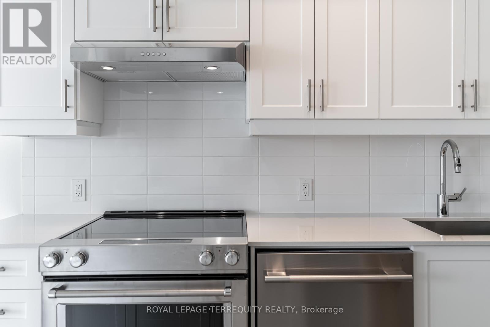 811 - 27 Korda Gate, Vaughan (Concord), Ontario  L4K 0P6 - Photo 3 - N12883580