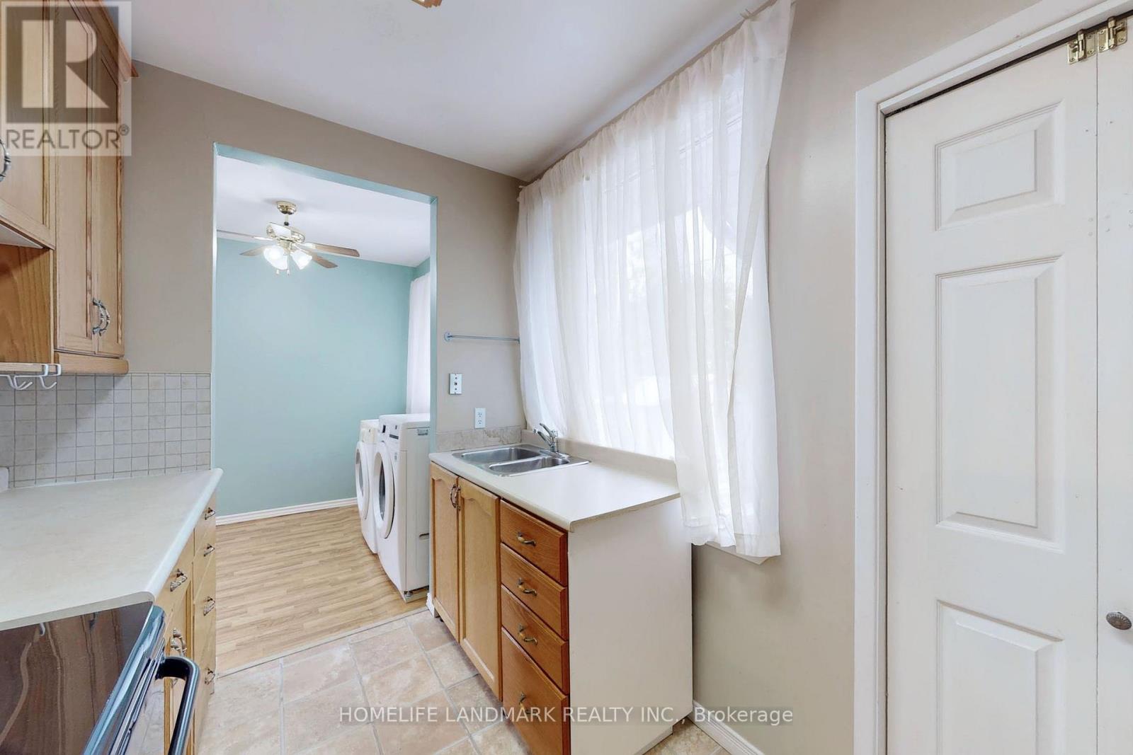 135 Ringwood Road, Oakville, Ontario  L6H 1K3 - Photo 14 - W12881068