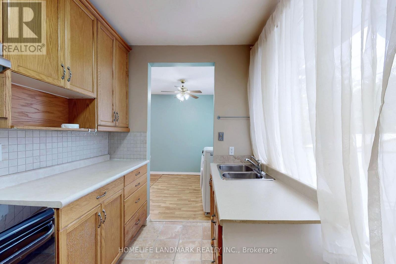 135 Ringwood Road, Oakville, Ontario  L6H 1K3 - Photo 15 - W12881068