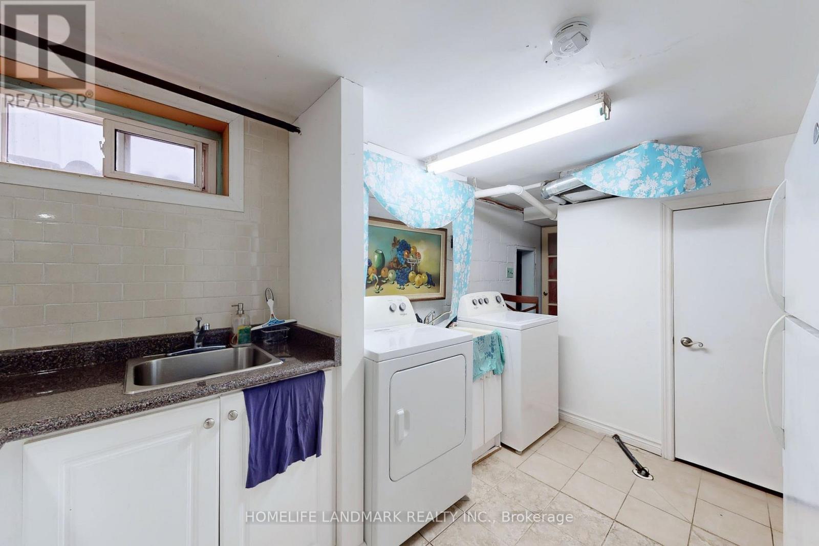 135 Ringwood Road, Oakville, Ontario  L6H 1K3 - Photo 43 - W12881068