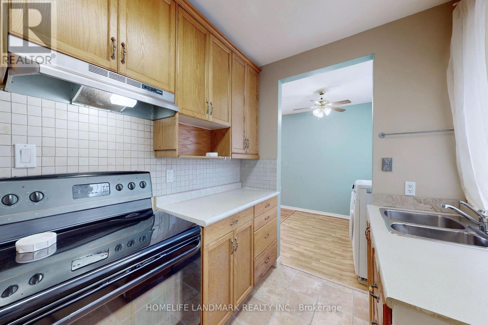 135 Ringwood Road, Oakville, Ontario  L6H 1K3 - Photo 16 - W12881068