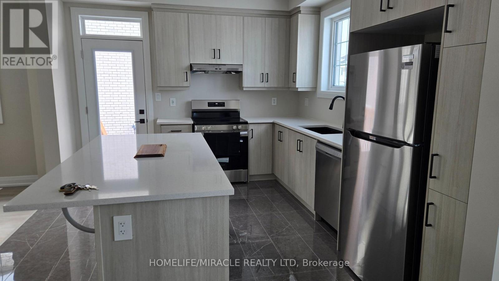 224 Greer Street, Barrie, Ontario  L9J 0B7 - Photo 2 - S12883588