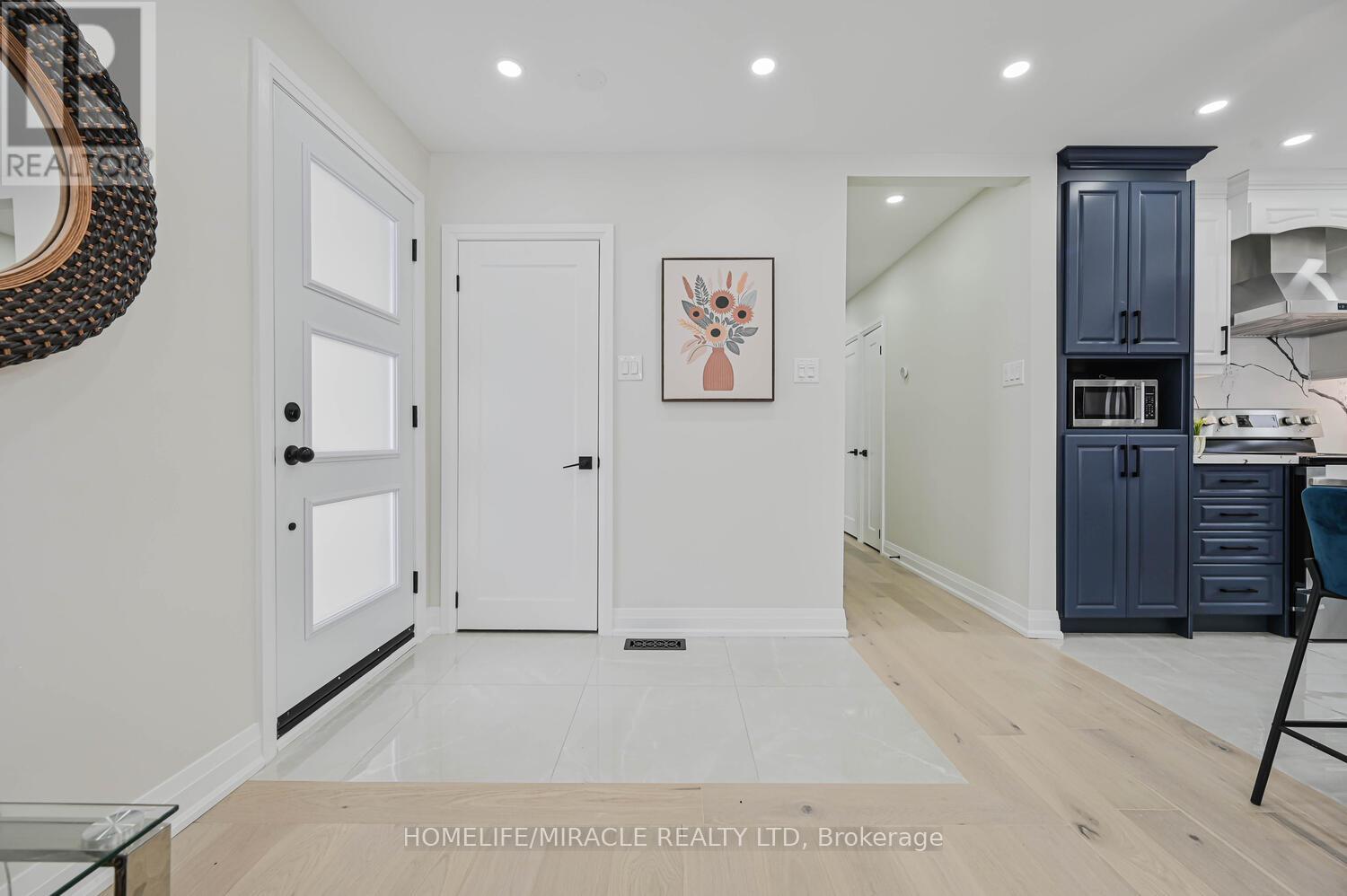 55 Taysham Crescent, Toronto (Thistletown-Beaumonde Heights), Ontario  M9V 1X1 - Photo 6 - W12882274